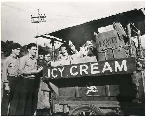 圖2.準備享用冰淇淋的美軍士兵