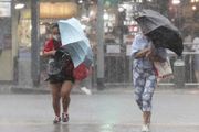 新加坡氣象署預報，雨天持續氣溫將降至21度，網友全副武裝禦寒！