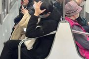 韓國地鐵「防變態設計」火了！座椅變成「背靠背」，引全網爭論！網友：並不認為這是個好設計！