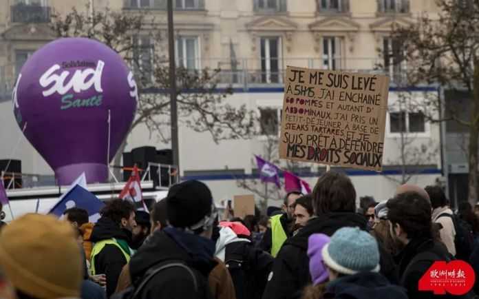 3月7日巴黎遊行人員打出的標語（歐洲時報記者馬行健 攝）