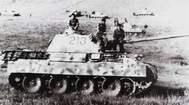 戰前集結階段的「黑豹」中型坦克
