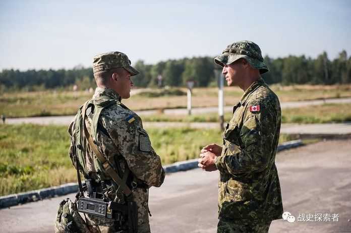 曠日持久的頓巴斯衝突，讓烏軍加快了換裝新式迷彩服的步伐上圖為一名加軍工兵顧問（右）與烏軍軍事觀察員（