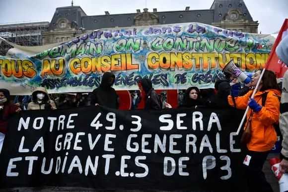4月14日，在巴黎聖拉扎爾火車站附近示威的年輕人（法新社圖）