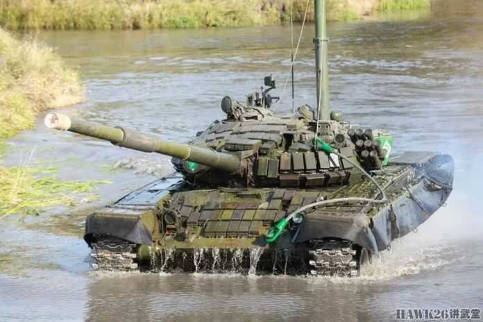 正在進行潛渡訓練的T-72B主戰坦克