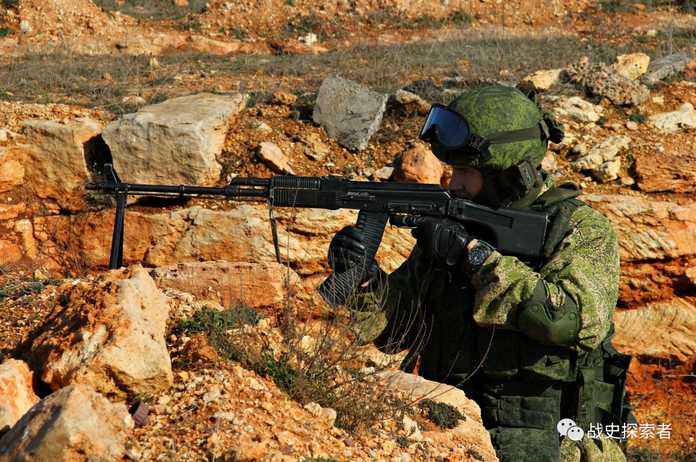 俄軍的RPK-74輕機槍射手該型武器發射5.45毫米M74型彈藥，可搭配20、30或45發條狀彈匣，
