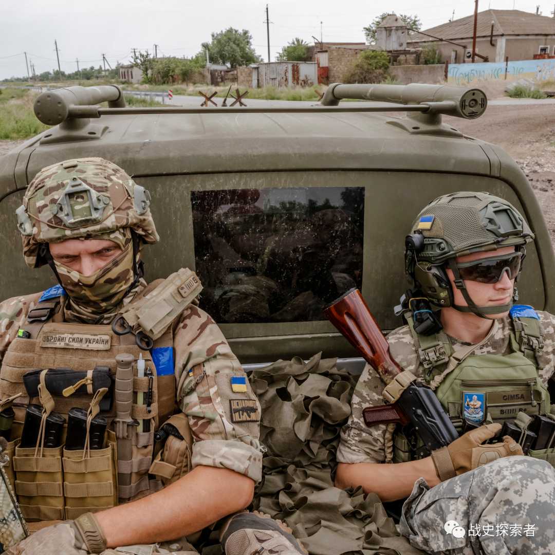 於伊拉克境內執行維和任務的兩名烏軍士兵，其身著的是荒漠樣式的TTsKO迷彩服