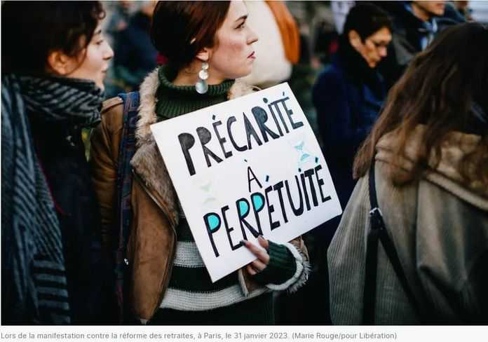 今年1月31日，巴黎反退休改革遊行隊伍中一名女子手舉「終身貧困」標語（法國解放報報道截圖）