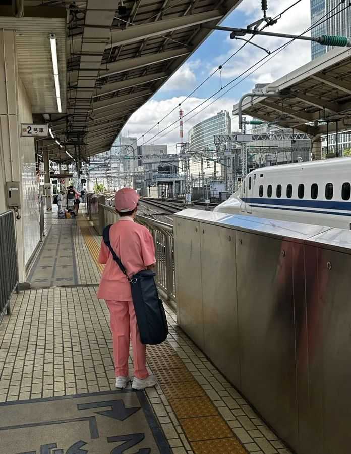 資料照片：車站內的新幹線列車的打掃員