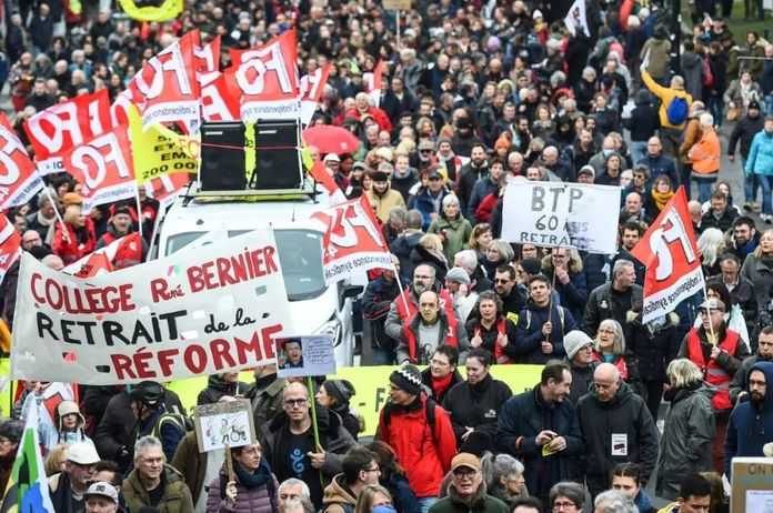 今年以來，無證工人團體一直積極參加法國工會組織的反退休改革示威（法新社圖）
