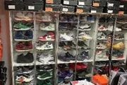 加州男子駕車去倉庫送貨，遭警方跟蹤，結果發現倉庫裡藏有數千雙「零元購」來的耐吉(Nike)鞋，價值至少$500萬&#8230;