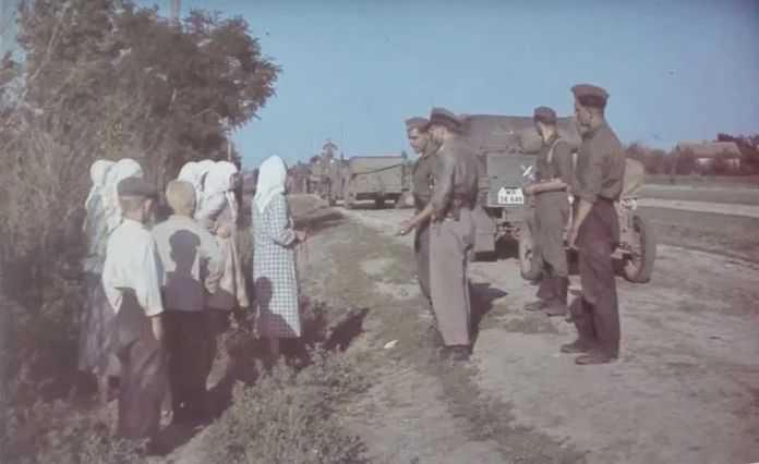 德軍士兵正在向蘇聯農民詢問情況