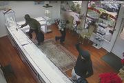 南加珠寶店遭遇打砸搶，店主只敢對地開槍嚇跑劫匪