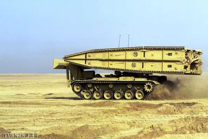 行駛中的M60坦克架橋車