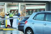 澳洲加油站外突發命案！20多歲小夥被當場砍死！1男子正協助警方調查