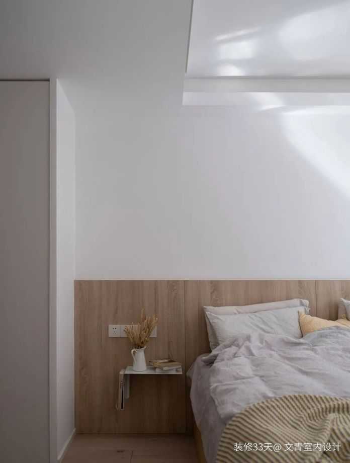 主臥延續原木與暖白兩色交織的主風格，讓臥室的氛圍迴歸安靜舒適