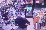 劫匪持刀進商店打劫，顧客左手拎啤酒，右手開槍打殘劫匪，這才是美國