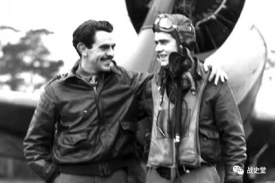 普雷迪獲救後與僚機飛行員威廉·惠斯納中尉重聚，後面是一架P-47戰鬥機普雷迪特別感謝僚機在上方掩護他