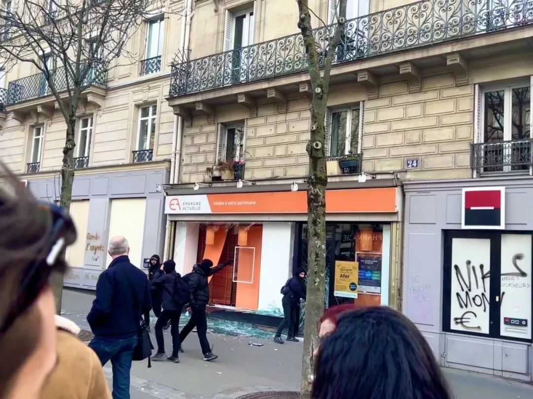 3月7日，巴黎13區一家店鋪櫥窗遭黑衣人破壞（歐洲時報chuxuan 攝）