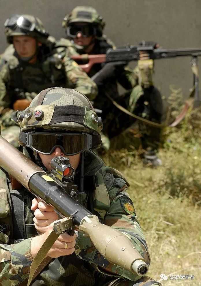 演習中的一隊保加利亞士兵鏡頭前的這位肩扛ATGL-L型火箭筒（保國仿造的RPG-7V），上裝有一具紅