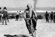 愛因斯坦笑著騎車逃離爆炸現場？膠片照片居然也能靠修圖，欺騙全世界