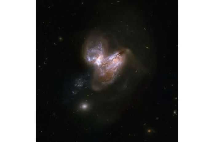 星系IC 694和NGC 3690