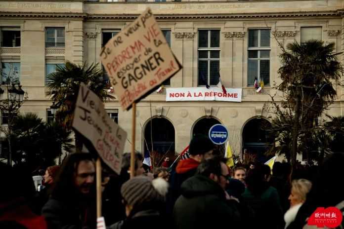 3月7日巴黎反退休改革遊行隊伍（歐洲時報記者馬行健 攝）