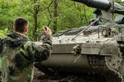 烏克蘭PzH2000自行榴彈炮罕見亮相 樹林中秘密休整 補充彈藥