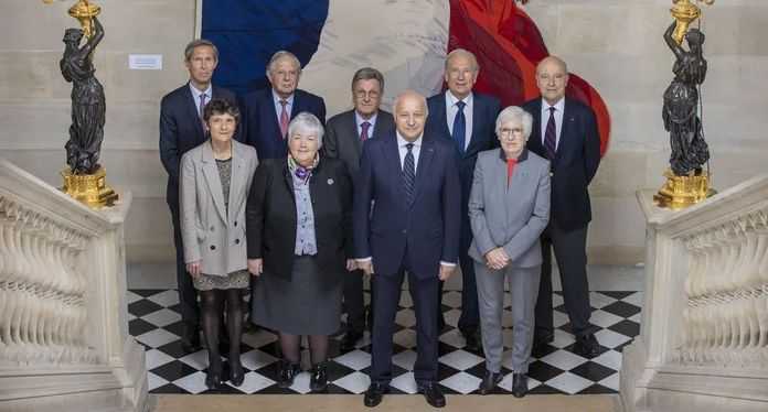 法國憲法委員會共有9名成員：主席為社會黨籍前總理法比尤斯（Laurent Fabius），其他分別是