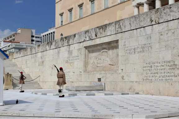 希臘首都雅典憲法廣場，為紀念第一部限制王權的憲法得名
