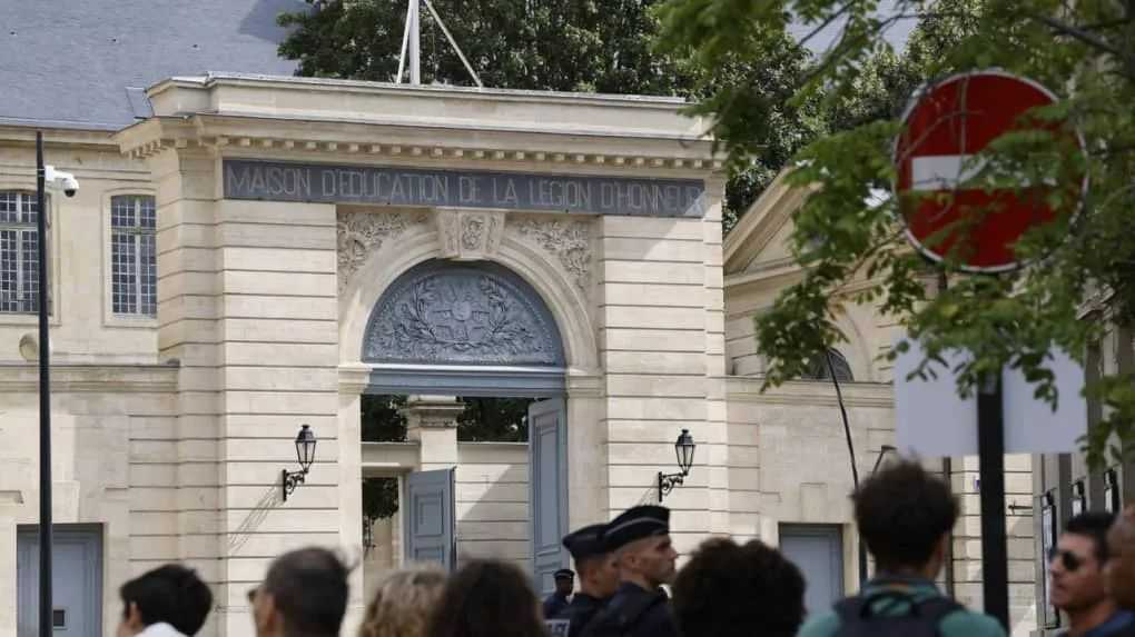 8月30日，法國總統馬克宏在聖但尼榮譽軍團教育之家會晤議會各黨派代表（法新社圖）