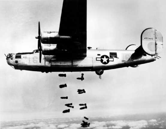 正在投彈的美軍B-24「解放者」式重型轟炸機