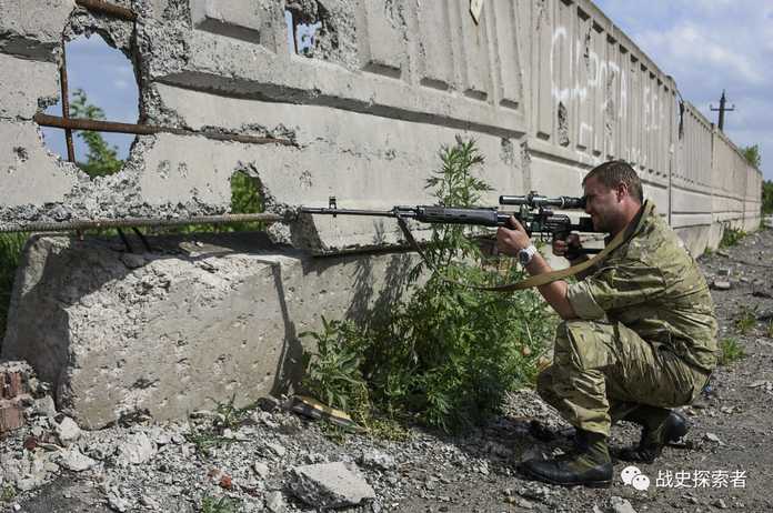 操作SVD狙擊步槍的親俄民兵，攝於2015年頓涅茨克境內