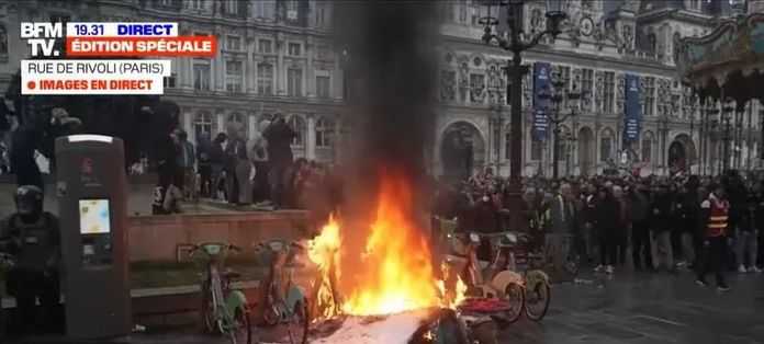 4月14日，巴黎示威者焚燒電動腳踏車（BFM截圖）