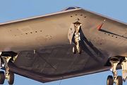 美國B-21戰略轟炸機首飛，大方展示機腹，顯現不俗的設計功力