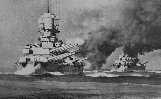 義大利海軍戰列艦「維托里奧·維內託」號（前）和「利托里奧」號（後）正在開火