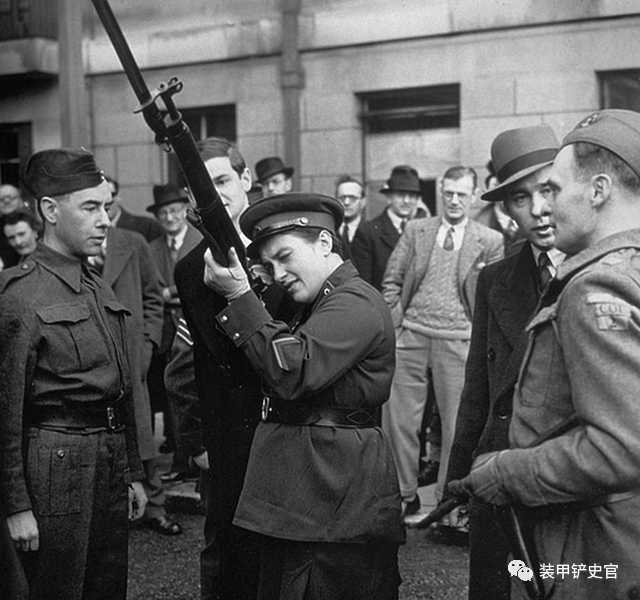 ■柳德米拉在訪問英國期間體驗英國步槍
