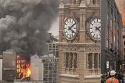 突發！雪梨CBD大樓發生特大火災，整棟樓燃起熊熊大火，現場濃煙滾滾！大量人員緊急撤離，更多現場照片曝光