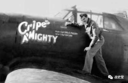 1943年秋，普雷迪和他的P-47D（42-8500）的合影，他每一架座機的機鼻塗鴉都是「Cripe