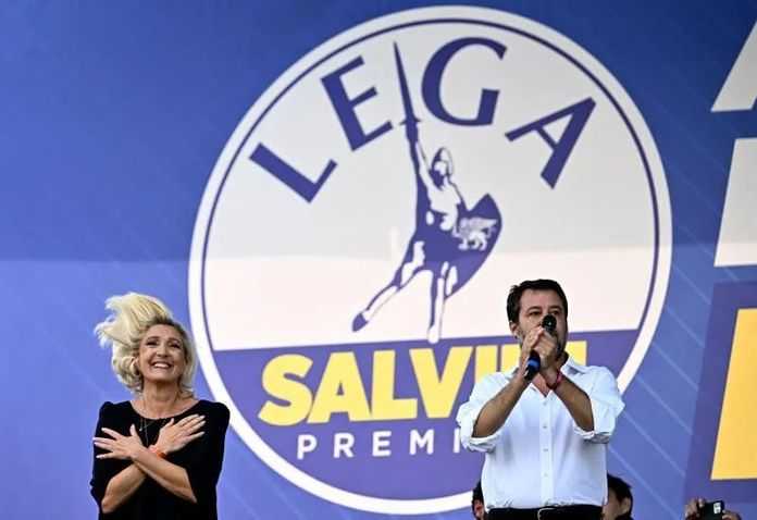 9月17日瑪琳娜·勒龐在蓬蒂達與義大利副總理兼聯盟黨領導人薩爾維尼一起為歐洲議會選舉造勢（法新社圖）