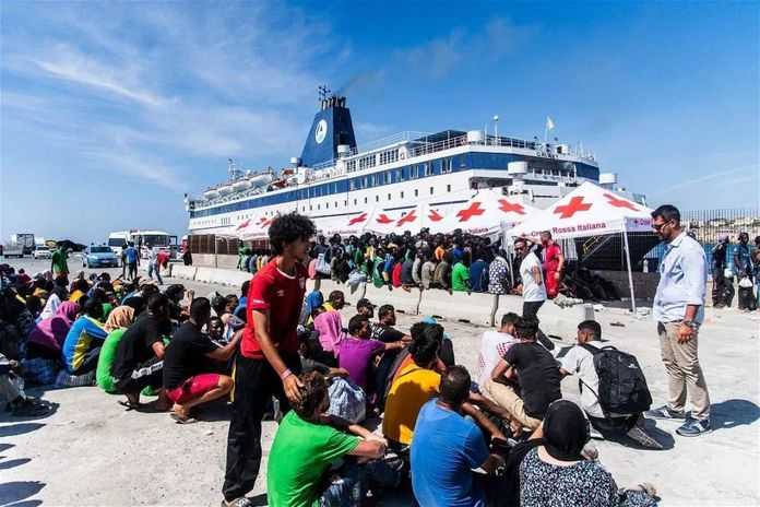 義大利蘭佩杜薩島上成群的難民（法新社圖）