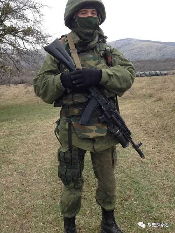 一名在克里米亞軍營附近站崗的俄軍哨兵，身挎AK-74M型突擊步槍，且下掛有GP-25型槍榴彈發射器