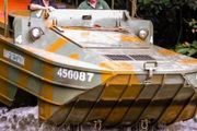 遊客驚呆！澳洲這地用二戰時期「古董」軍車載客，還可在水上行駛！