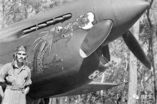 P-40E旁的普雷迪，機鼻塗鴉是猴版中國龍？他在訓練中被隊友撞擊，所幸大難不死這樣的烏龍未來還會多次