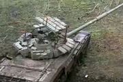 俄軍T-72坦克頂部格柵裝甲又有新變化 增加反應裝甲 提高防禦效果