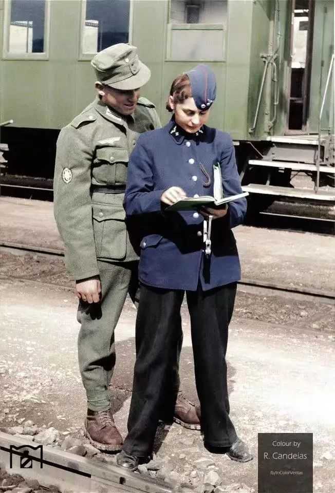德軍山地步兵與鐵路女職員套近乎