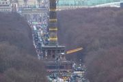 【抗議】最嚴重一天！柏林被吞沒，德國總理激情開麥怒斥批評者，交通燈政府絕不妥協