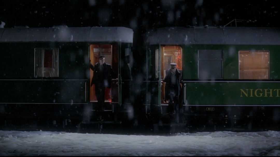 列車照舊飛馳在暴風雪中