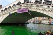 表達抗議，威尼斯大運河被染綠……
