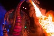 南加州迪士尼樂園發生火災！15米高「巨龍」吐火把自己燒了，有人尖叫逃離，有人淡定欣賞