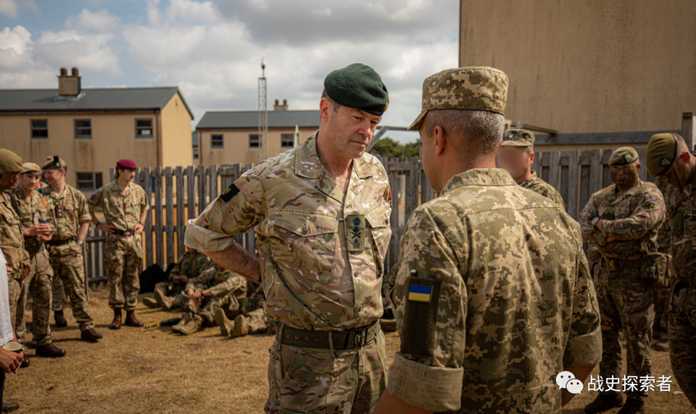 2022年8月，時任英國陸軍總參謀長的帕特里克·桑德斯將軍前往烏軍受訓視察，照片中的烏軍均身著MM-